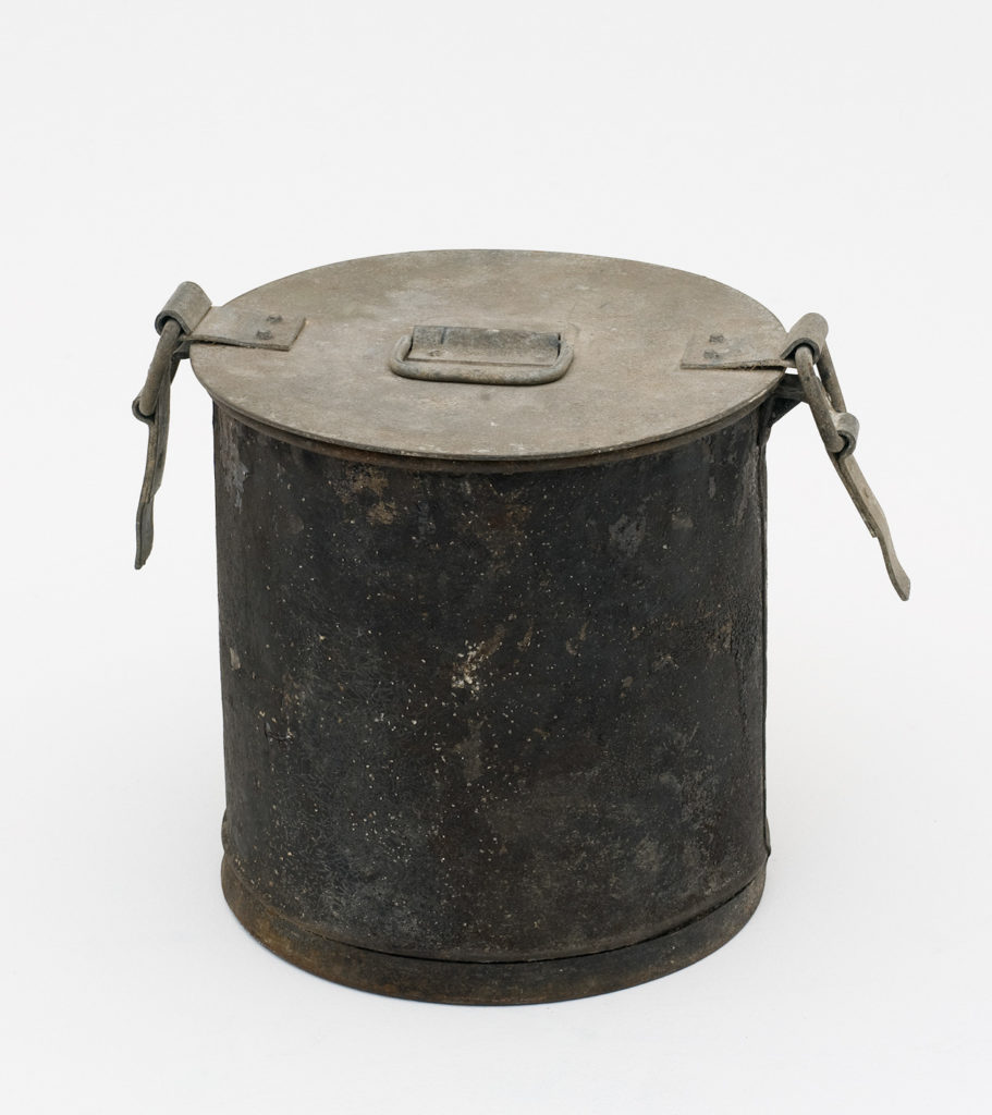 Metal sanitary pan with lid